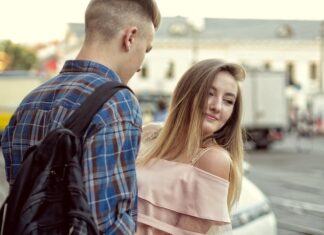 Как понять, что ты нравишься парню в школе