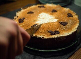 Пирог со сметаной и сгущенкой в духовке