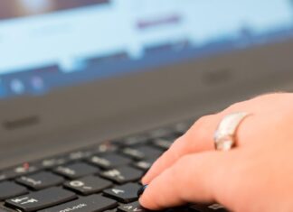 Где найти номер на клавиатуре ноутбука