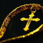 Золотая цепочка с крестиком во сне: толкование