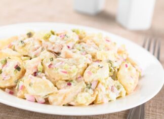 Салат с вареной картошкой и колбасой