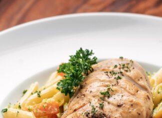 Куриная грудка с макаронами в духовке