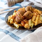 Гнезда с фаршем из макарон на сковороде