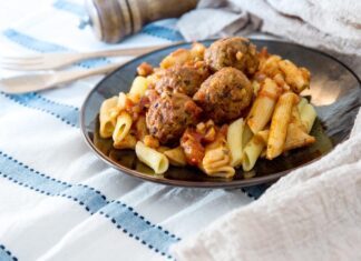 Гнезда с фаршем из макарон на сковороде