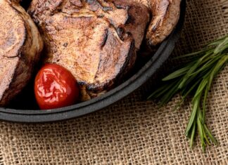 Свиная шейка в рукаве: рецепт в духовке