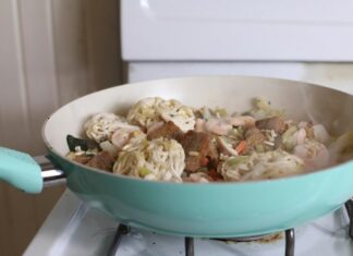 Тушим капусту для пирога на сковороде