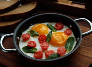 Блюдо из яйца и помидора на сковороде