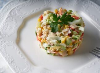 Крабовые палочки и горошек в салате