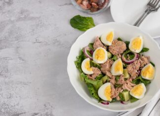 Салат с тунцом, яйцом и капустой