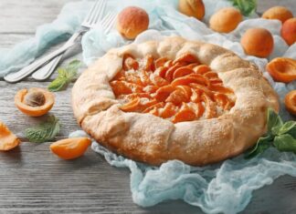 Рыбный пирог из слоеного дрожжевого теста