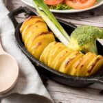 Картошка с бедрами в рукаве в духовке