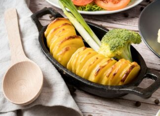 Картошка с бедрами в рукаве в духовке