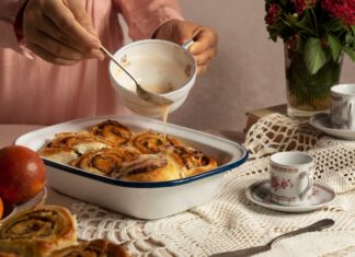 Шарлотка с яблоками в мультиварке