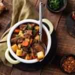 Говядина с картофелем в кастрюле