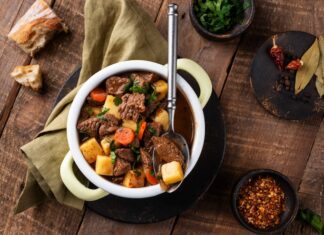 Говядина с картофелем в кастрюле