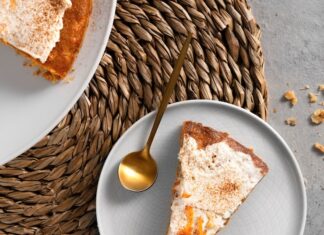 Банановый торт без выпечки с печеньем