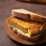 Жареный хлеб с яйцом и сыром