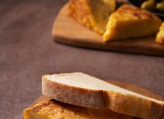 Жареный хлеб с яйцом и сыром