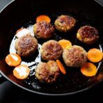 Котлеты с подливкой на сковороде: простой рецепт