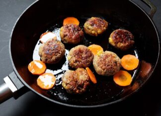 Котлеты с подливкой на сковороде: простой рецепт