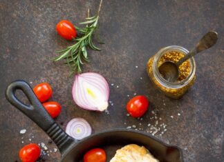 Минтай с луком на сковороде