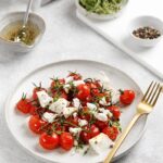 Салат с рукколой, черри и моцареллой