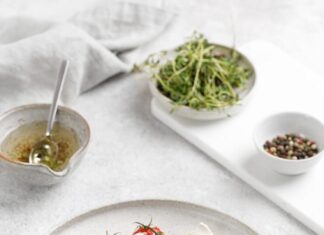 Салат с рукколой, черри и моцареллой