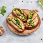 Бутерброды с жареным хлебом и шпротами