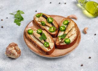 Бутерброды с жареным хлебом и шпротами