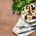 Рецепт салата с мидиями и рисом