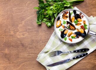 Рецепт салата с мидиями и рисом