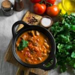 Капустная солянка с сосисками на сковороде