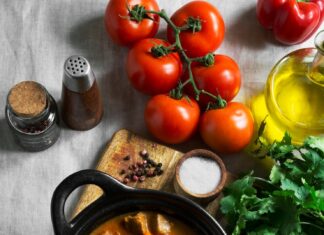 Капустная солянка с сосисками на сковороде