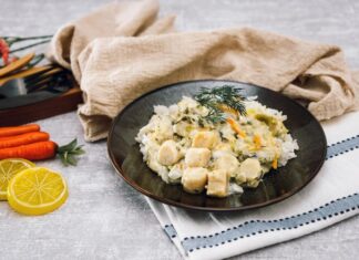 Салат с ананасами, грибами и курицей