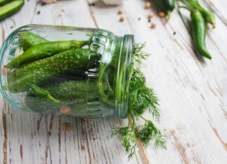 Хрустящие малосольные огурцы с чесноком и укропом