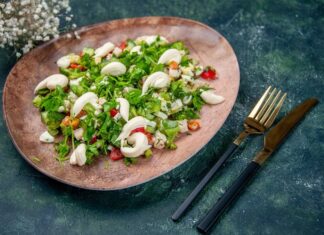 Простой и вкусный салат из шампиньонов