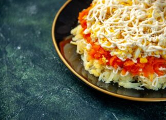 Гнездо глухаря: классический салат слоями