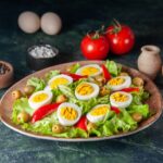 Салат с копченым сыром и яйцом