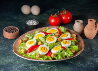 Салат с копченым сыром и яйцом