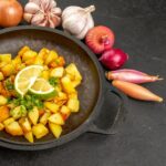 Жареная картошка с фаршем на сковороде