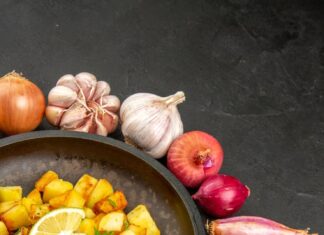 Жареная картошка с фаршем на сковороде