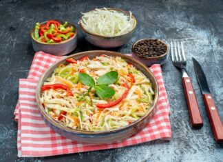 Капустно-яблочный салат с морковью: рецепт