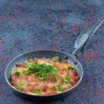 Стручковая фасоль с яйцами на сковороде