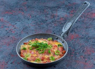 Стручковая фасоль с яйцами на сковороде