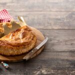 Мясной пирог в духовке из слоеного теста