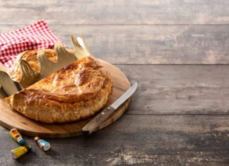 Мясной пирог в духовке из слоеного теста