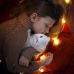 Сон про мальчика, обнимающего вас: толкование