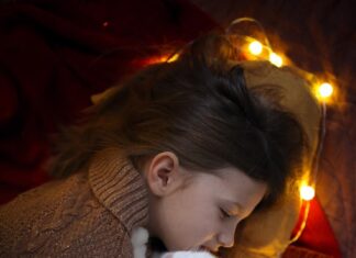 Сон про мальчика, обнимающего вас: толкование