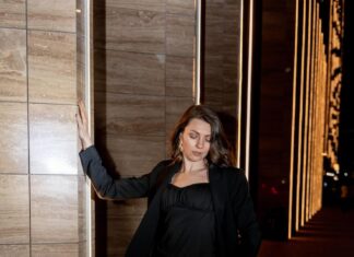 Черное платье футляр: варианты сочетаний