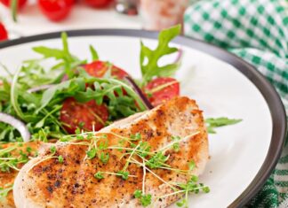 Куриные грудки в духовке со сметаной